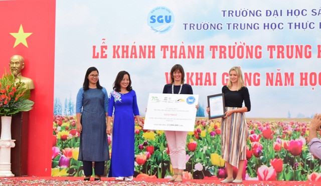 Đại diện Tổng lãnh sự quán Đức trao tặng giải thưởng phần thưởng cho nhà trường