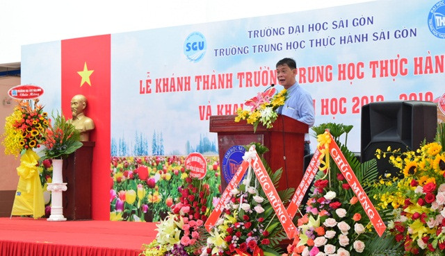 PGS.TS Phạm Hoàng Quân phát biểu tại lễ khai giảng và khánh thành trường