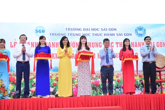 Lãnh đạo UBND TP, Sở GD&ĐT và Trường ĐH Sài Gòn cắt băng khánh thành cơ sở mới của Trường Trung học Thực hành Sài Gòn