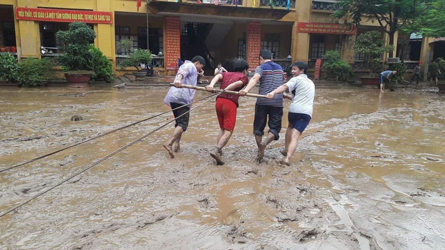 Thầy cô dọn dẹp sân trường tại Trường THCS Tà Hộc