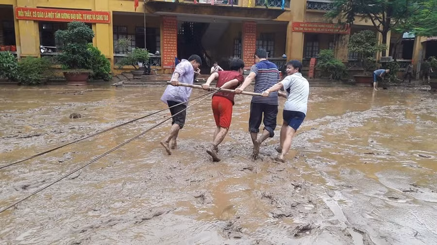 Thầy cô dọn dẹp sân trường tại Trường THCS Tà Hộc