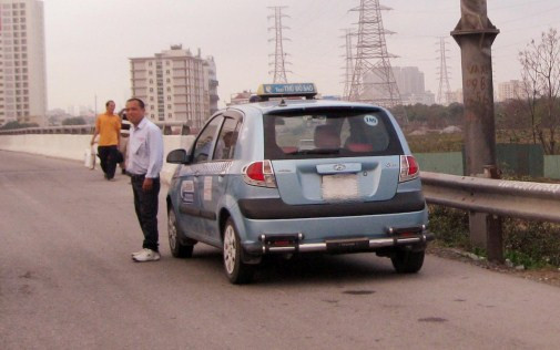 Ngang nhiên đỗ đón khách giữa ban ngày Ngang nhiên đỗ đón khách giữa ban ngày