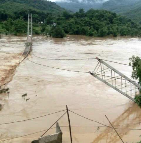 Cầu treo xã Phú Xuân (Quan Hóa) bị sập do nước lũ. Cầu treo xã Phú Xuân (Quan Hóa) bị sập do nước lũ.