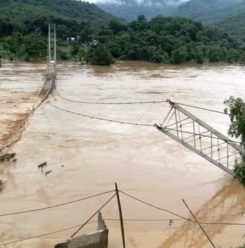 Cầu treo xã Phú Xuân (Quan Hóa) bị sập do nước lũ.