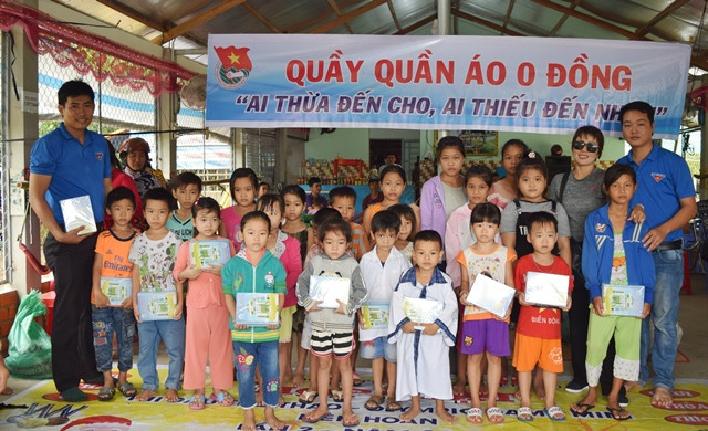 Nhóm thiện nguyện trao quà cho HS hoàn cảnh khó khăn trước thềm năm học mới