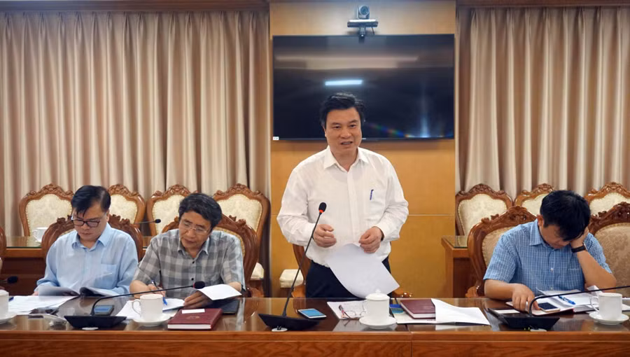 Thứ trưởng Bộ GD&ĐT Nguyễn Hữu Độ phát biểu tại cuộc họp