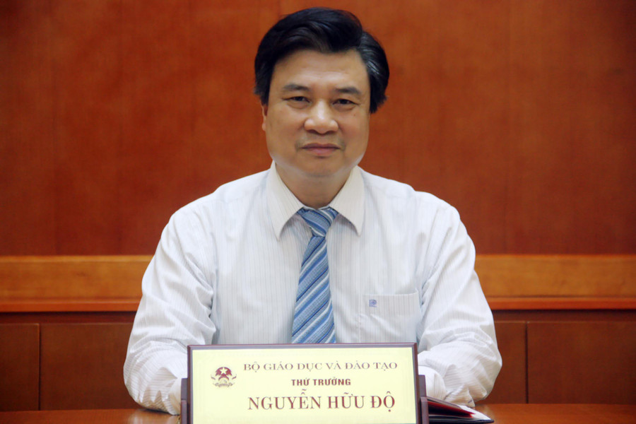 Năm học 2018 - 2019, ngành Giáo dục bước đầu phải hoàn tất các khâu chuẩn bị cho quá trình thực hiện Chương trình, SGK mới, đặc biệt là lớp 1. Vì vậy, ngoài việc chuẩn bị GV đủ về số lượng và cơ cấu môn học, Bộ GD&ĐT đã và đang triển khai các chương trình đào tạo, bồi dưỡng GV theo Đề án đào tạo, bồi dưỡng nhà giáo và CBQL giáo dục mà Thủ tướng Chính phủ đã phê duyệt. Thứ trưởng Nguyễn Hữu Độ Năm học 2018 - 2019, ngành Giáo dục bước đầu phải hoàn tất các khâu chuẩn bị cho quá trình thực hiện Chương trình, SGK mới, đặc biệt là lớp 1. Vì vậy, ngoài việc chuẩn bị GV đủ về số lượng và cơ cấu môn học, Bộ GD&ĐT đã và đang triển khai các chương trình đào tạo, bồi dưỡng GV theo Đề án đào tạo, bồi dưỡng nhà giáo và CBQL giáo dục mà Thủ tướng Chính phủ đã phê duyệt. Thứ trưởng Nguyễn Hữu Độ