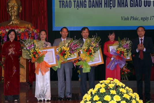 Cô giáo Nguyễn Thị Thu (Thứ hai từ bên phải sang) trong lễ trao tặng danh hiệu Nhà giáo Ưu tú Cô giáo Nguyễn Thị Thu (Thứ hai từ bên phải sang) trong lễ trao tặng danh hiệu Nhà giáo Ưu tú