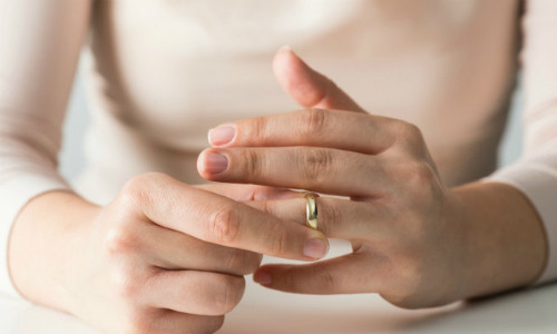 Không ít cô gái Hong Kong bị lừa kết hôn với người Trung Quốc.Ảnh minh họa:Scary Mommy.