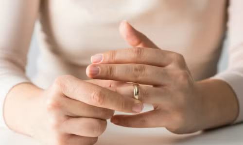 Không ít cô gái Hong Kong bị lừa kết hôn với người Trung Quốc.Ảnh minh họa:Scary Mommy.