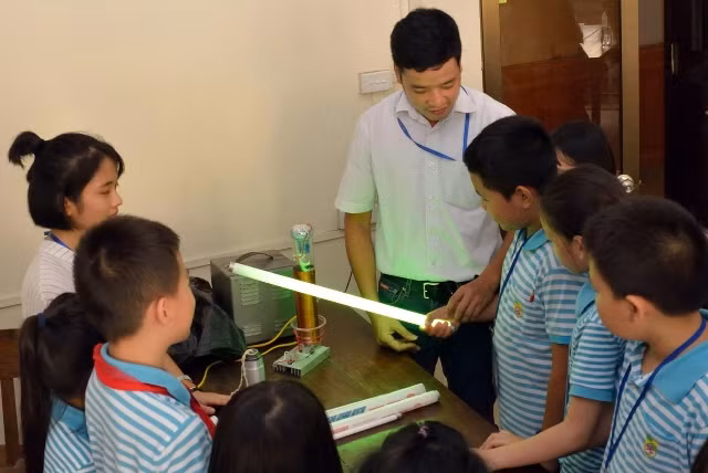 Đội ngũ nhà giáo đóng vai trò quan trọng trong việc triển khai Chương trình và SGK mới Đội ngũ nhà giáo đóng vai trò quan trọng trong việc triển khai Chương trình và SGK mới