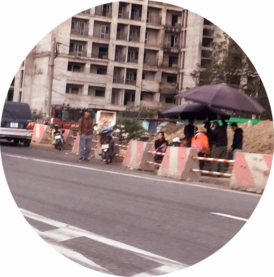 Đội xe ôm luôn túc trực ven đường cao tốc