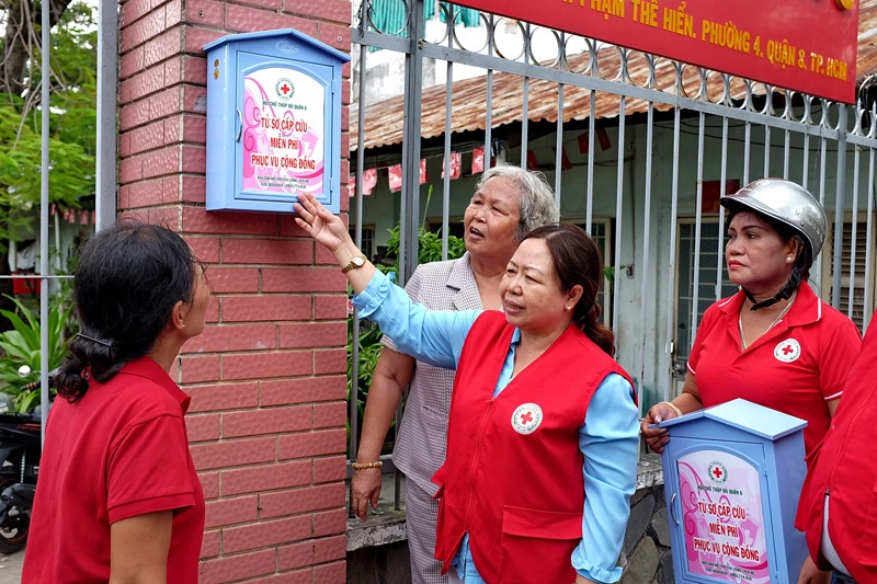 Hướng dẫn cho người dân biết sử dụng tủ sơ cấp cứu cộng đồng (ảnh do Hội CTĐ quận 8 cung cấp)