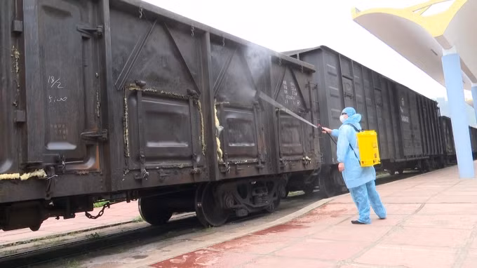 Phun thuốc khử khuẩn với các toa tàu xuất, nhập khẩu ở ga Đồng Đăng. Ảnh: Quang Dũng.