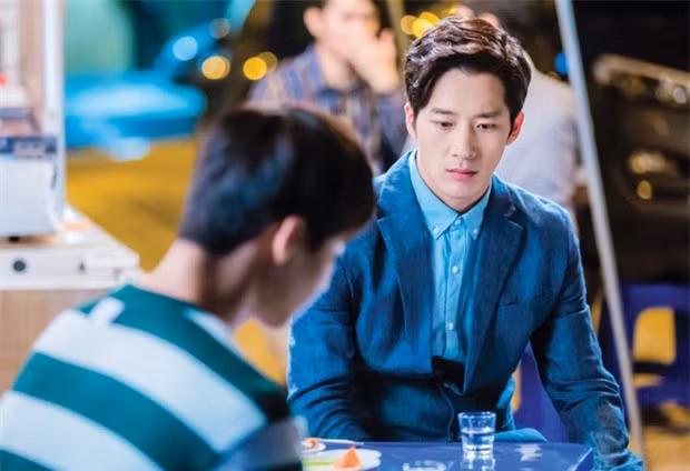 Mời đồng nghiệp đến nhà chơi, lúc vợ bưng mâm cơm ra, cả khách cả chủ đều kinh ngạc