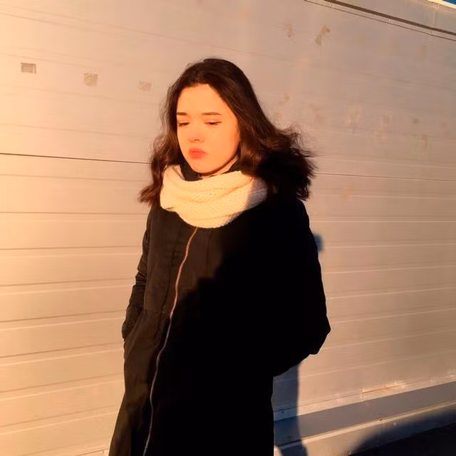 Cố chụp ảnh tự sướng, cô bé 15 tuổi bị tàu hỏa đâm chết trên đường ray - 3