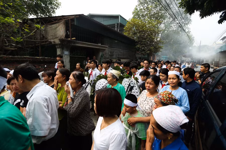 Cảnh đau thương trong lễ tang của 8 học sinh đuổi nước tại Hòa Bình vừa qua. Ảnh: Thế Đại.