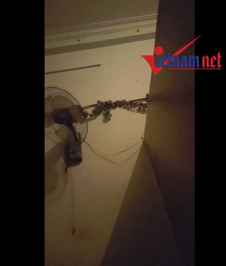 Căn buồng trong quán mát-xa, tẩm quất được ngăn bởi những tấm tôn, có 1 quạt treo tường và 1 đèn sưởi dùng cho mùa đông. Chuyện lúc 0 giờ trong quán tẩm quất trá hình ở Hà Nội