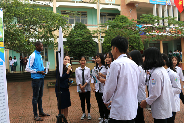 SV Nigeria Ebula Emmanuel cùng HS tham gia trò chơi đố vui có thưởng