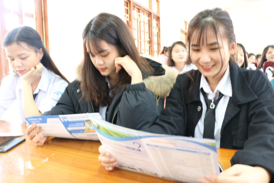 HS nghiên cứu các chuyên ngành học tập tại Trường ĐH Nông Lâm Thái Nguyên