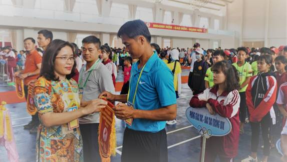 Phó Giám đốc Sở GDĐT Lê Thị Thanh Xuân trao Cờ Lưu niệm cho các đơn vị tham dự giải Phó Giám đốc Sở GDĐT Lê Thị Thanh Xuân trao Cờ Lưu niệm cho các đơn vị tham dự giải