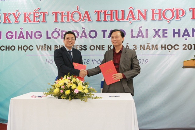 Lễ ký kết nằm trong chương trình hoàn thiện kỹ năng mềm cho học viên của Trường Doanh nhân CEO Việt Nam. Lễ ký kết nằm trong chương trình hoàn thiện kỹ năng mềm cho học viên của Trường Doanh nhân CEO Việt Nam.