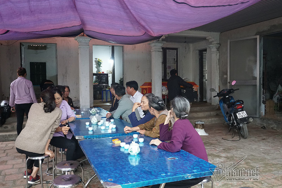 Người dân trong thôn chia theo từng nhóm nhỏ lần lượt tới hỏi thăm các gia đình Tai nạn 7 người chết: Đại tang cả thôn, khăn trắng phủ kín đường làng