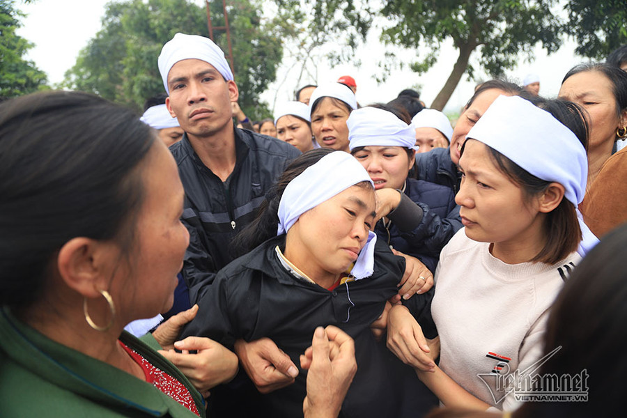 Người thân các nạn nhân khóc ngất Tai nạn 7 người chết: Đại tang cả thôn, khăn trắng phủ kín đường làng