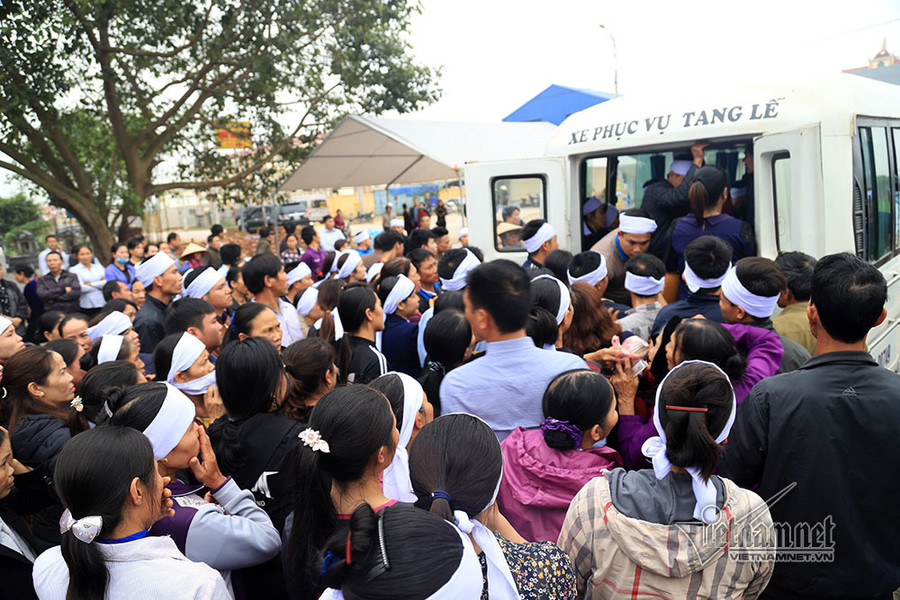 Tai nạn 7 người chết: Đại tang cả thôn, khăn trắng phủ kín đường làng