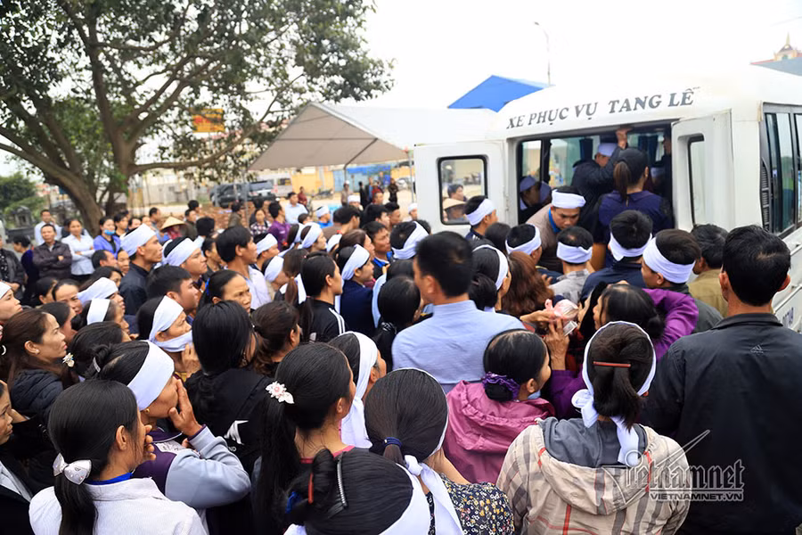 Tai nạn 7 người chết: Đại tang cả thôn, khăn trắng phủ kín đường làng