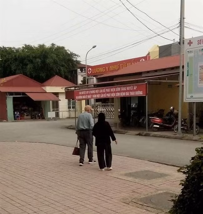 Chuyện tình ông bà anh truyền cảm hứng cho giới trẻ về việc phải nắm chặt tay nhau hơn - Ảnh 1.