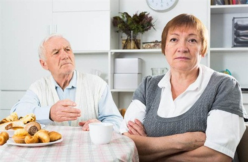 Giả điếc suốt 62 năm vì... không muốn nói chuyện với vợ