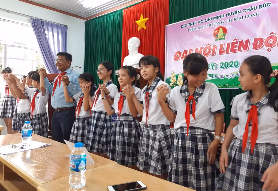 Thầy Mượt, 50 tuổi vẫn sôi nổi, trẻ trung trong vai trò Tổng phụ trách đội.