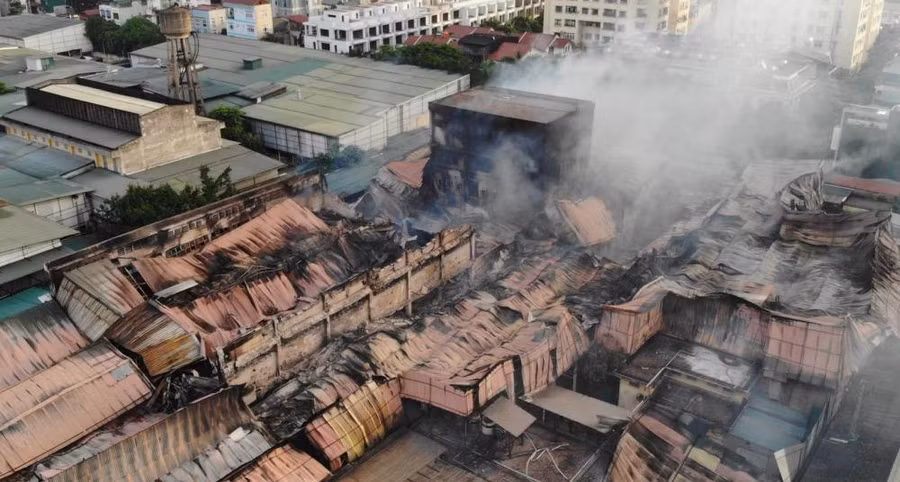 Cháy công ty Bóng đèn phích nước Rạng Đông (quận Thanh Xuân).