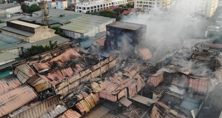 Cháy công ty Bóng đèn phích nước Rạng Đông (quận Thanh Xuân).