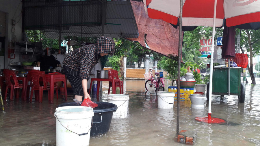 Người dân TP Vinh chắt chiu nước mưa để dùng làm nước uống và nấu ăn Người dân TP Vinh chắt chiu nước mưa để dùng làm nước uống và nấu ăn