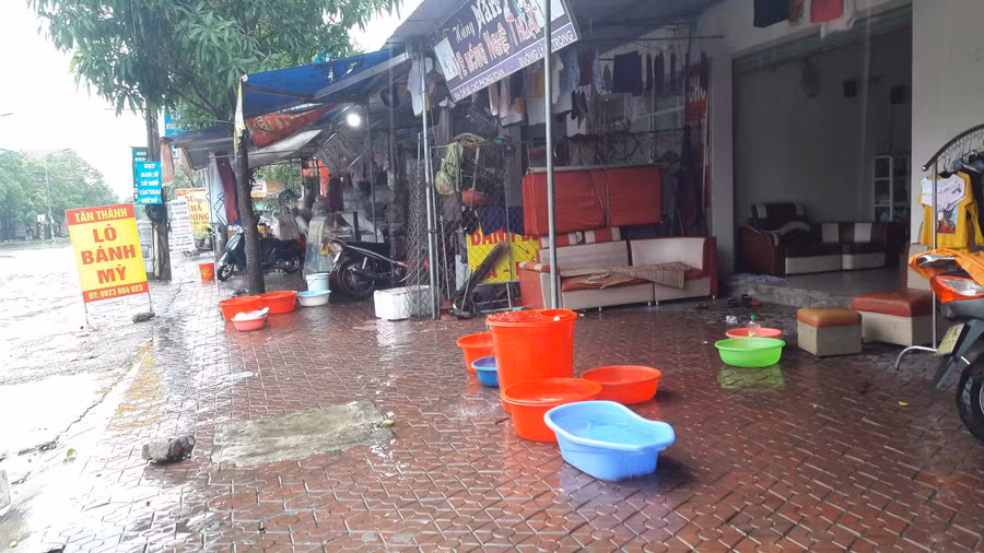 Xô chậu dùng để hứng nước mưa để sinh hoạt