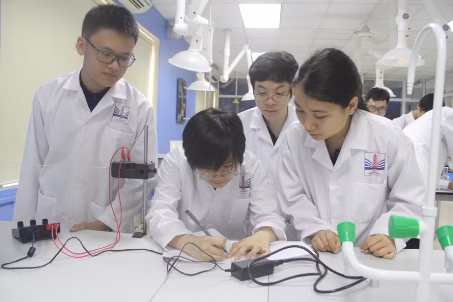 Học sinh Trường THCS & THPT Nguyễn Siêu. Ảnh: TG