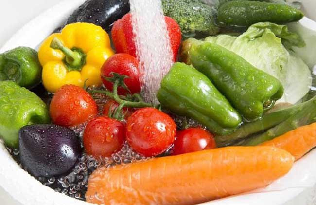 Không nên để thực phẩm còn ướt nước vào tủ lạnh.