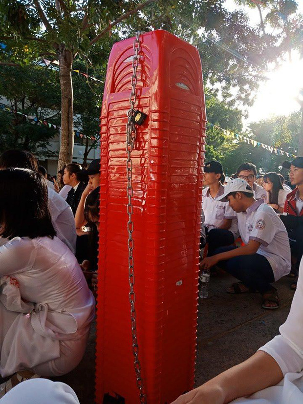 Khi nhà trường sợ mất ghế mới sắm và cái kết. Ảnh: Khỉ Vàng/Trường Người Ta