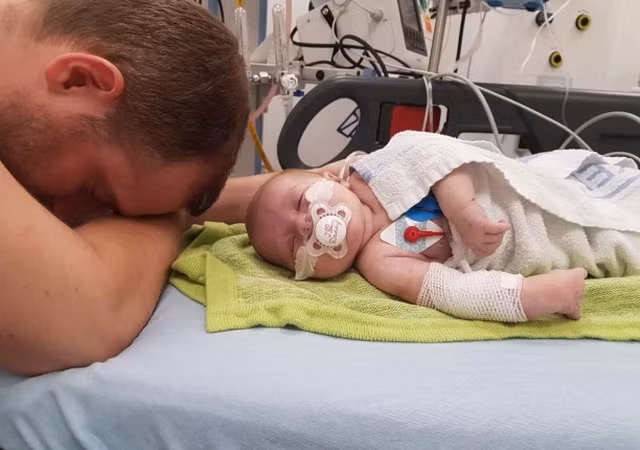 Bác sĩ cứu tính mạng em bé bằng cách ngâm đầu vào thùng nước đá - 2