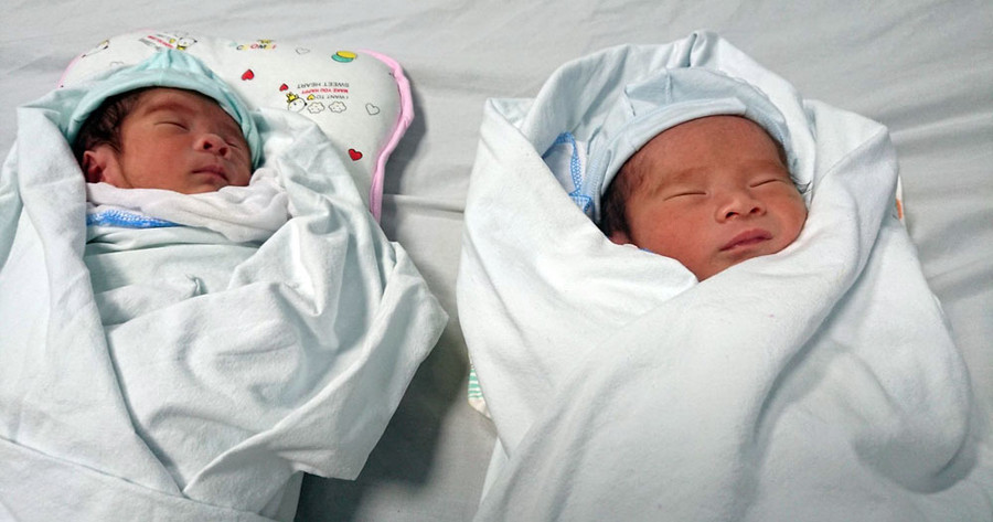 Hai con trai của chị Hương, anh Đĩnh. Bé anh nặng 2,1kg, bé em nặng 2,5kg. 7 năm hiếm muộn, nàng dâu Bắc Ninh khóc vì tâm sự của mẹ chồng