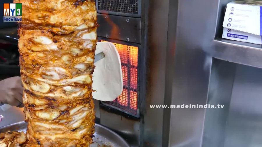 Thưởng thức món bánh mỳ shawarma đường phố.