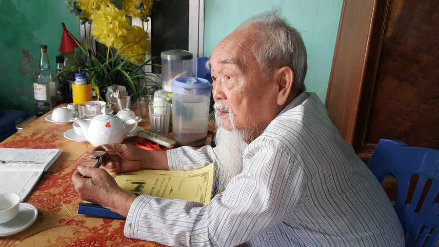 Nhà giáo về hưu Đặng Đình Thiêm bên cuốn bản thảo viết về văn hóa, phong tục xưa của địa phương. Ngôi làng kỳ lạ ở Hà Nội, mời khách ăn cưới, gia chủ phải đến đủ 3 lần