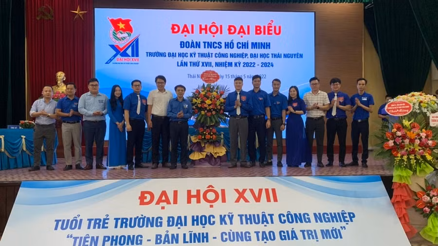 TS Nguyễn Quang Đông, Phó Bí thư thường trực Đoàn TNCS Hồ Chí Minh Đại học Thái Nguyên cùng đại diện Đoàn Thanh niên các trường chúc mừng Đại hội