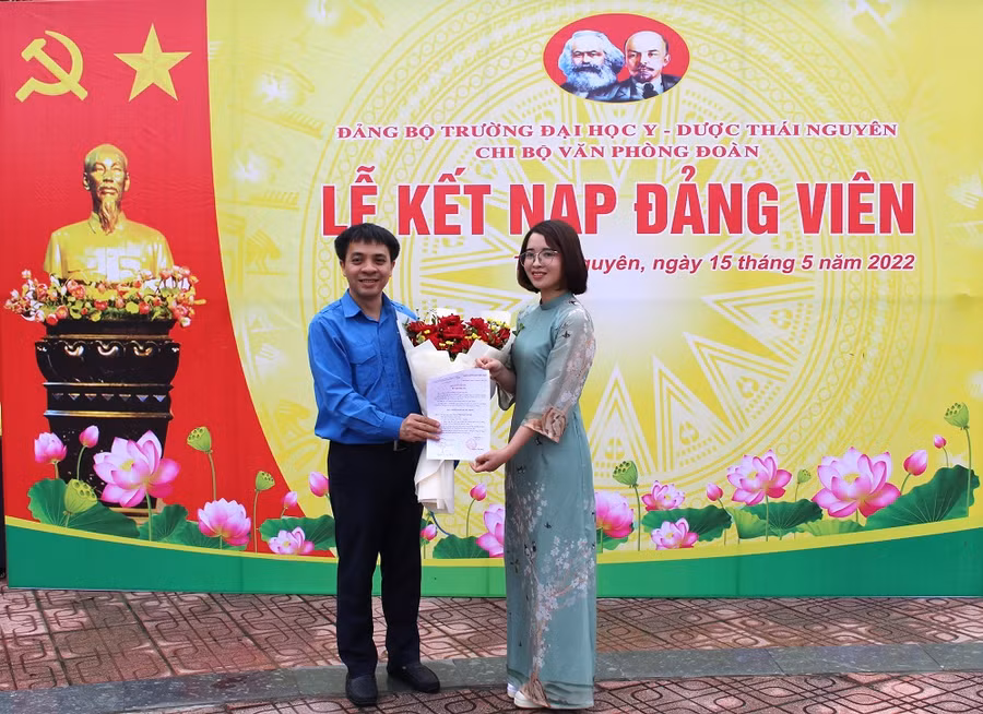 TS Nguyễn Quang Đông, Bí thư Chi bộ Văn phòng Đoàn Thanh niên Trường Đại học Y - Dược trao quyết định kết nạp đảng viên cho đoàn viên ưu tú