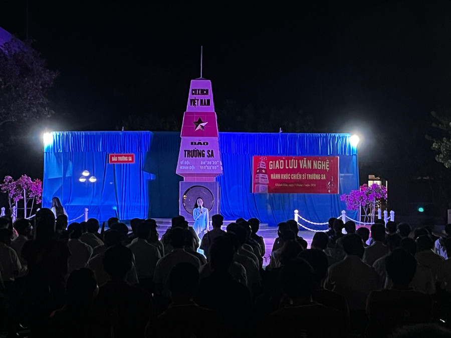 Đêm giao lưu văn nghệ trên đảo Trường Sa. Đêm giao lưu văn nghệ trên đảo Trường Sa.