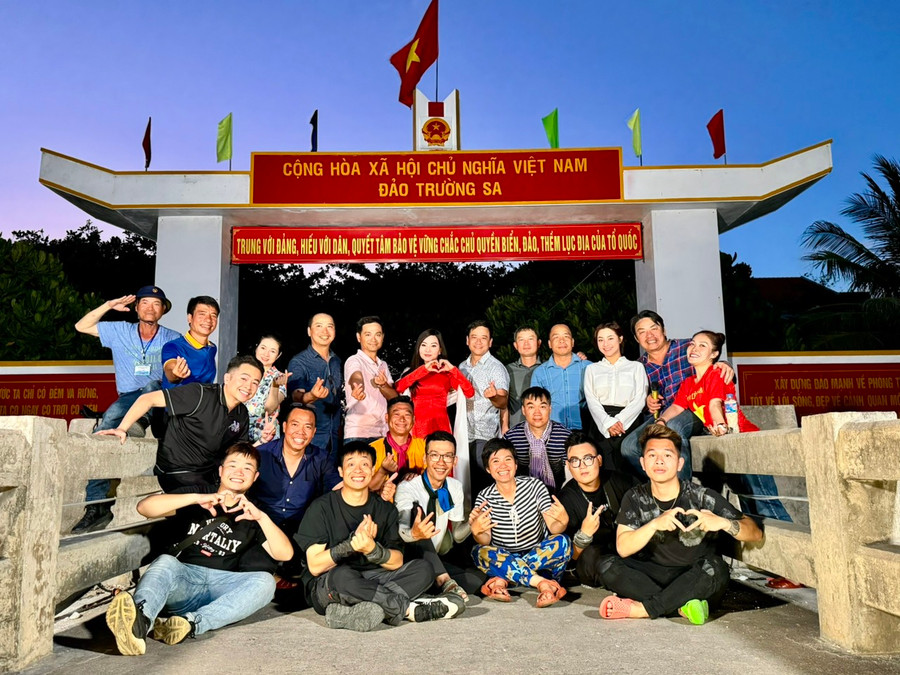 Đoàn làm phim “Trường Sa – Bến bờ trong nhau” chụp ảnh lưu niệm cùng các đại biểu. Đoàn làm phim “Trường Sa – Bến bờ trong nhau” chụp ảnh lưu niệm cùng các đại biểu.