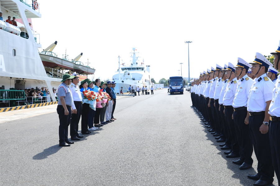 Tặng hoa, chúc mừng Đoàn công tác tại cảng Cam Ranh sau khi hoàn thành chuyến công tác. Ảnh: Quang Thái. Tặng hoa, chúc mừng Đoàn công tác tại cảng Cam Ranh sau khi hoàn thành chuyến công tác. Ảnh: Quang Thái.