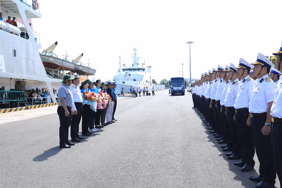 Tặng hoa, chúc mừng Đoàn công tác tại cảng Cam Ranh sau khi hoàn thành chuyến công tác. Ảnh: Quang Thái.